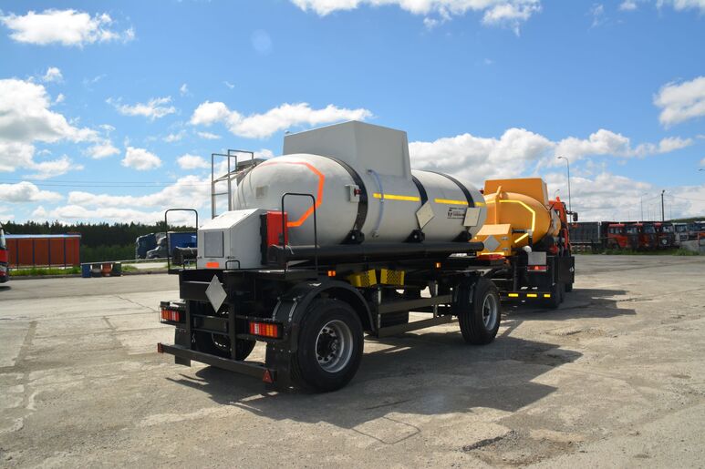 Прицеп-цистерна из стеклопластика Прицеп-цистерна из стеклопластика